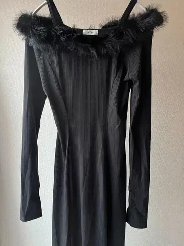 EATME 인조 모피 트리밍 리브 원피스