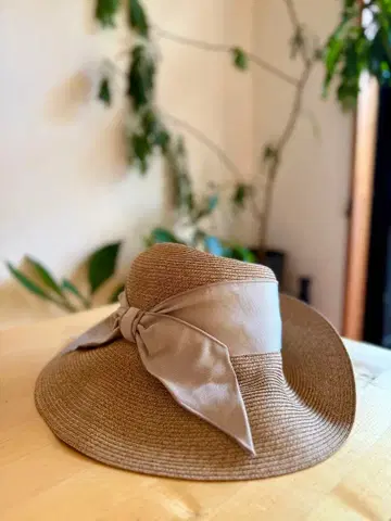 OVERIDE 리본 포함 밀짚모자 베이지