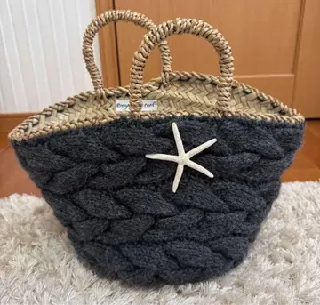 Beyond the reef 바스켓백 다크 그레이 스트라이프 니트 패턴