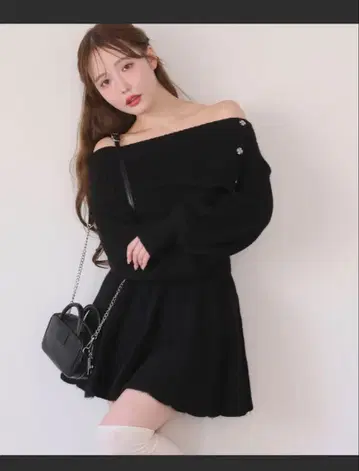 NICE CLAUP 오프숄더 플리츠 니트 원피스