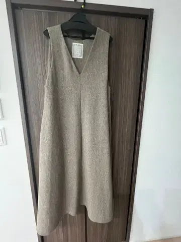 BEARDSLEY 베이지 V넥 원피스