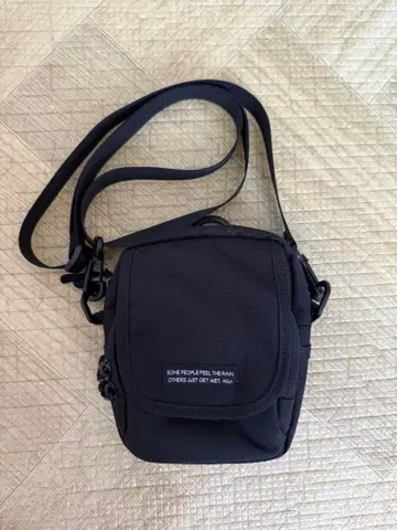 미사용 새상품 KiU 숄더백 블랙