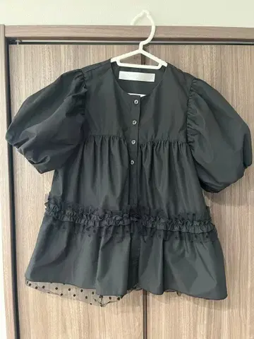 PICIN PERLA 블랙 반팔 프릴 블라우스