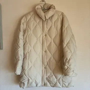 크림색 퀼팅 다운 자켓 허리를 덮는 기장