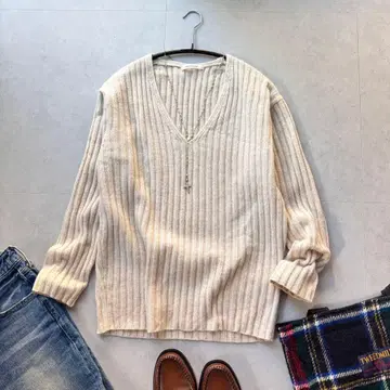 투모로우랜드 맥피 라무 캐시미어 니트 리브 V넥