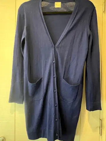 즉시 배송 새상품급 Tiara 네이비 V넥 가디건