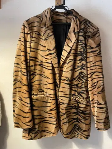 호랑이 무늬 테일러드 자켓