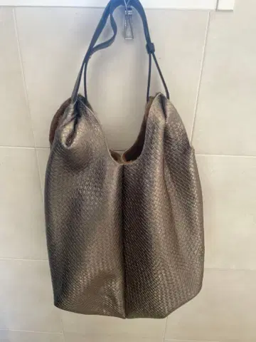 메탈릭 그레이 스네이크 스킨풍 토트백