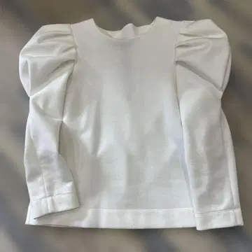 이데알루체 퍼프 슬리브 상의