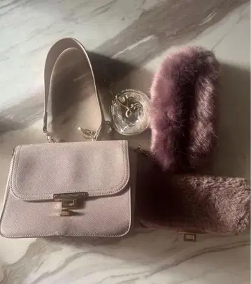 퍼 달린 핑크 숄더백
