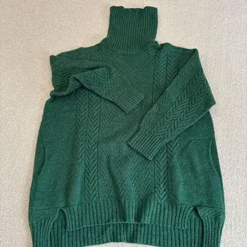 다크 그린 케이블 짜임 터틀넥 스웨터