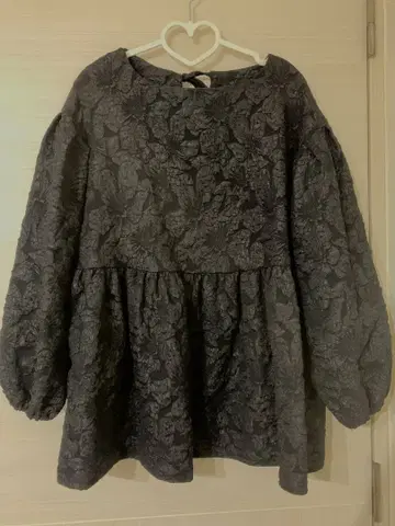 블랙 꽃무늬 벌룬 슬리브 상의