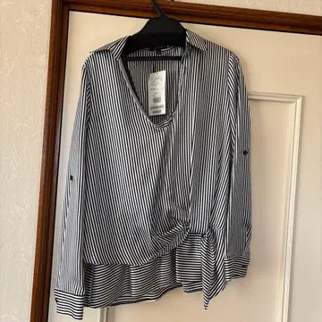 미사용 새상품 INDIVI 스트라이프 V넥 셔츠 36