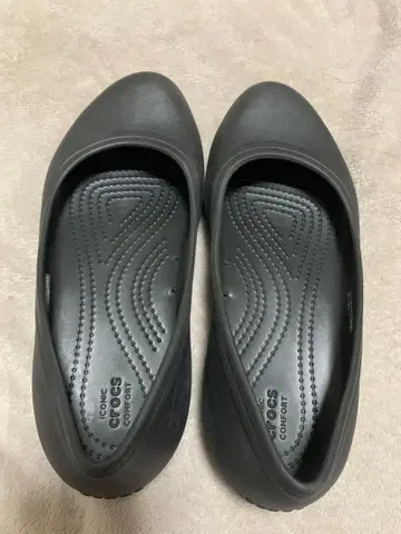 Crocs 블랙 플랫슈즈