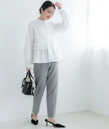 프릴 달린 화이트 긴팔 상의