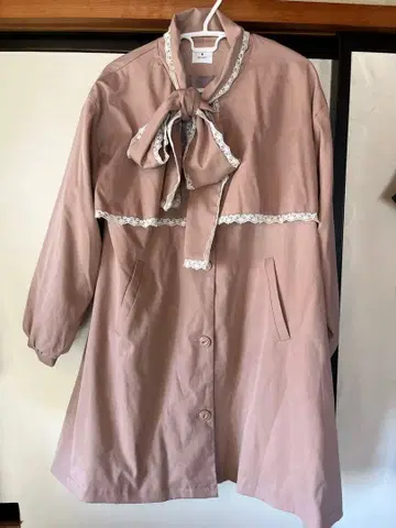 리본 포함 베이지 트렌치코트