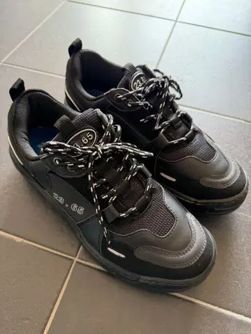 23.65 블랙 스니커즈