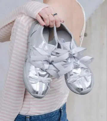 리본 포함 실버 스니커즈