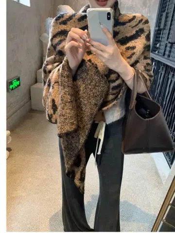 가을 겨울용 부드럽고 피부에 순한 레오파드 무늬 숄. 스카프