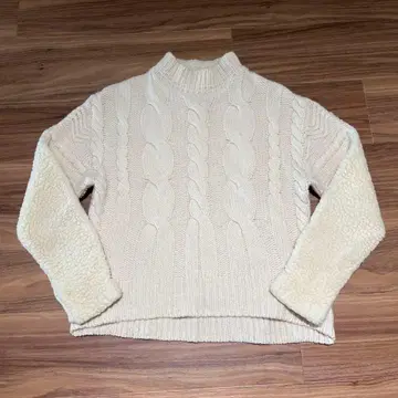 AKIRANAKA 아이보리 케이블 니트 스웨터