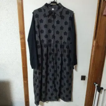 플레어 원피스 차콜 그레이와 블랙 꽃무늬