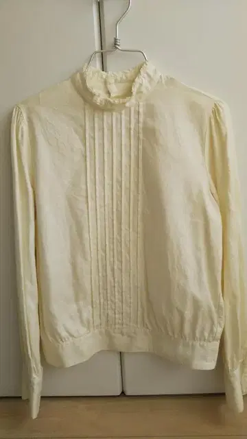 크림색 긴팔 셔츠