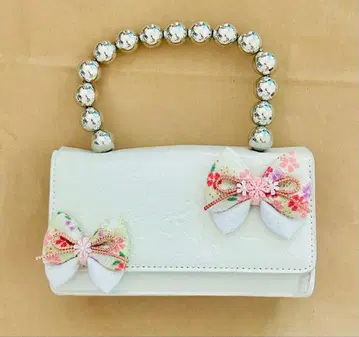 화이트 리본 장식 핸드백