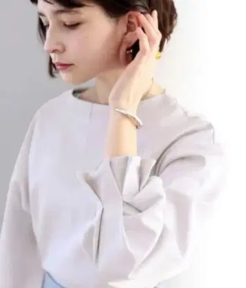 라이트 그레이 벌룬 슬리브 셔츠