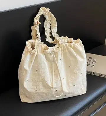 아이보리 프릴 핸들 토트백