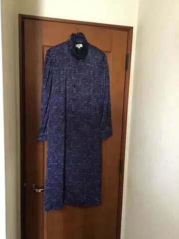 기하학 패턴의 보라색 계열 원피스