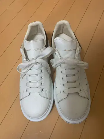 Alexander McQueen 화이트 스니커즈