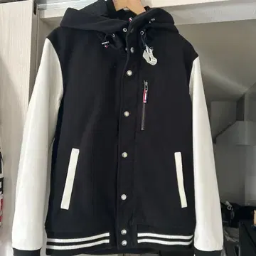 후드 부착 블랙 화이트 바시티 자켓