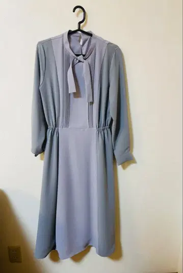 리본 포함 그레이 긴팔 원피스