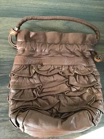 브라운 가죽 프릴 디자인 핸드백