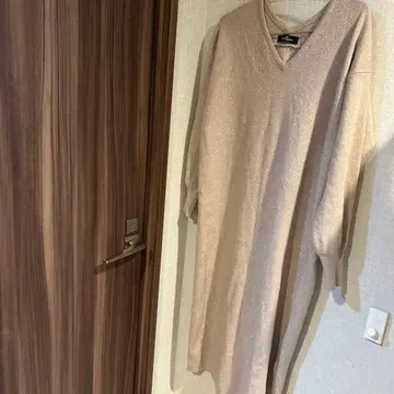 앙코키네 베이지 V넥 긴팔 니트 원피스