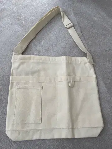 크림색 숄더백 캔버스
