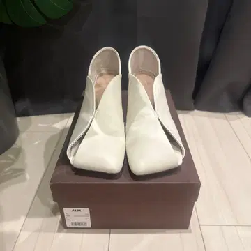 ALM. ERIN LEATHER PUMPS ( White )