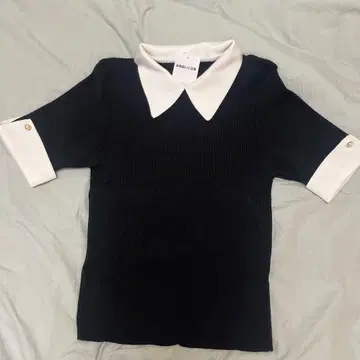 리브 편직 카라 부착 펄 장식 반팔 상의 블랙