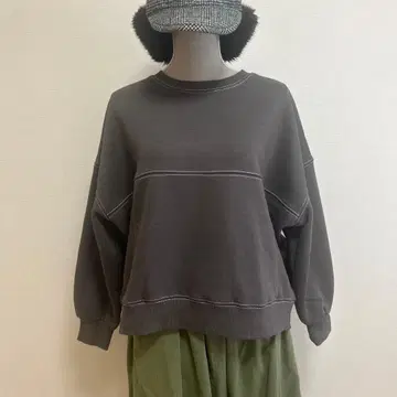 Lupilien 속기모 배색 스티치 절개 숏 기장 풀오버 차콜