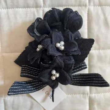 TO BE CHIC 데님 꽃 모티브 브로치