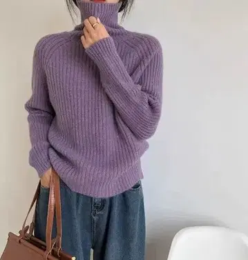 리브 편직 퍼플 터틀넥 스웨터