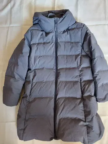 후드 부착 그레이 다운 자켓