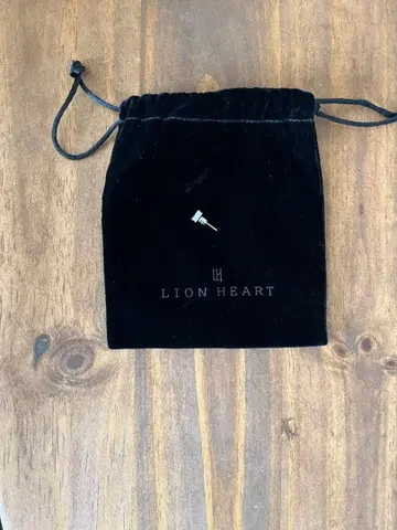 LION HEART 블랙 스퀘어 귀걸이(한쪽용)