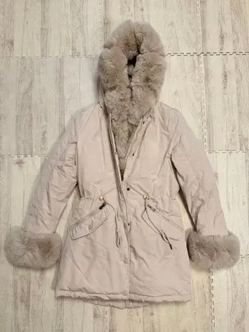 퍼 달린 베이지 모즈 코트