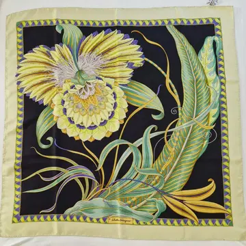 페라가모 스카프 대형 실크 보타니컬 블랙x얇은 옐로우 그린