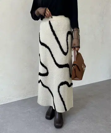 미사용 새상품 Thevon 라인 자카드 니트 내로우 스커트