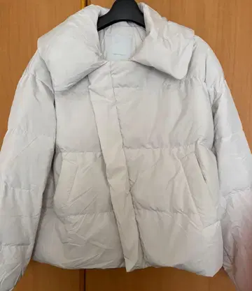 라이트 그레이 다운 자켓 박스 실루엣