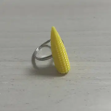 콘 약지 반지 영 콘 조니 뎁 착용