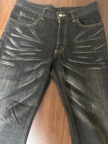 소라군 착용 다크 블루 스트레이트 레그 플레어 데님