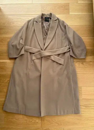 라 그랑드 쿠튀리에 드 티아라 베이지 롱 코트